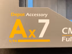 Skala 1/64 & 1/76: CMB Bus Depot Service Set - Diorama Blue/Yellow fr Tiny Toys