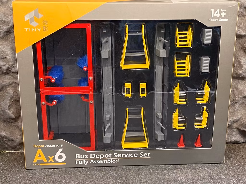 Skala 1/64 & 1/76: CMB Bus Depot Service Set - Diorama Red/Yellow fr Tiny Toys