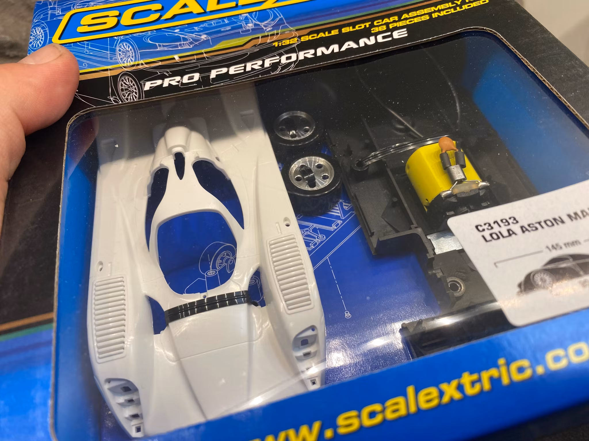 Scale 1/32 An. Slotcar: Aston Martin DBR9 C3193 - Scalextric Pro Performace KIT