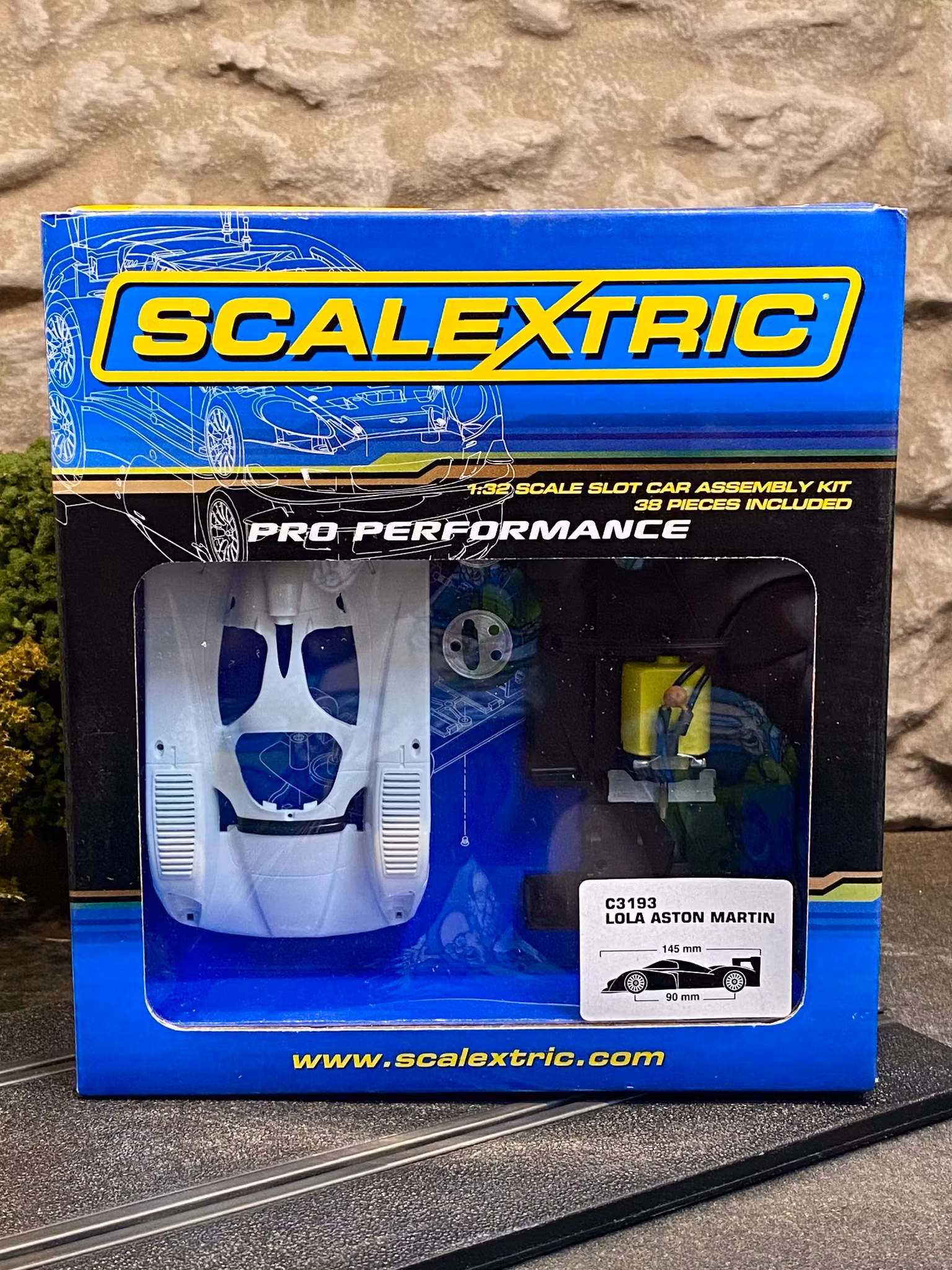 Scale 1/32 An. Slotcar: Aston Martin DBR9 C3193 - Scalextric Pro Performace KIT