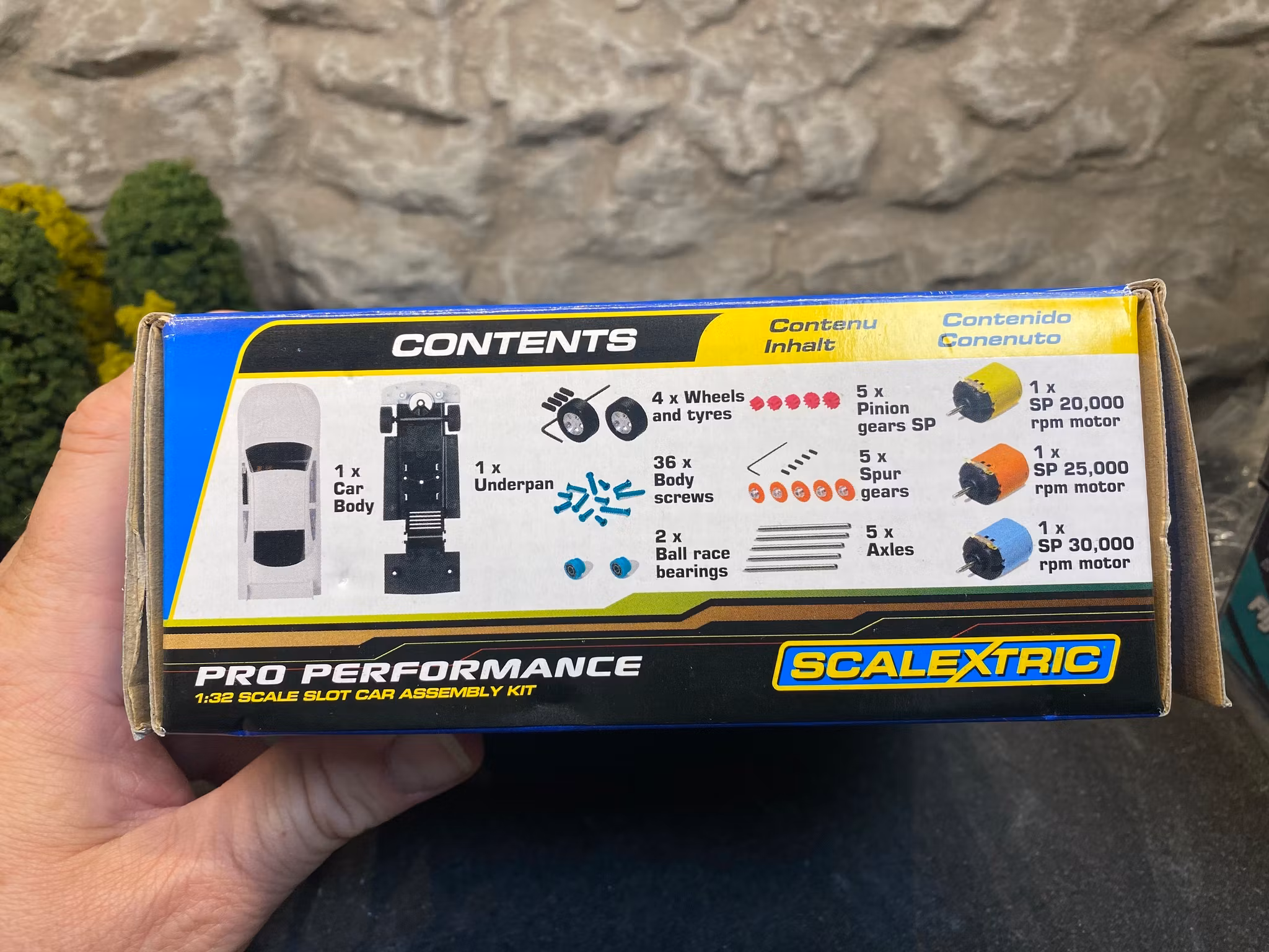 Scale 1/32 An. Slotcar: Aston Martin DBR9 C3193 - Scalextric Pro Performace KIT