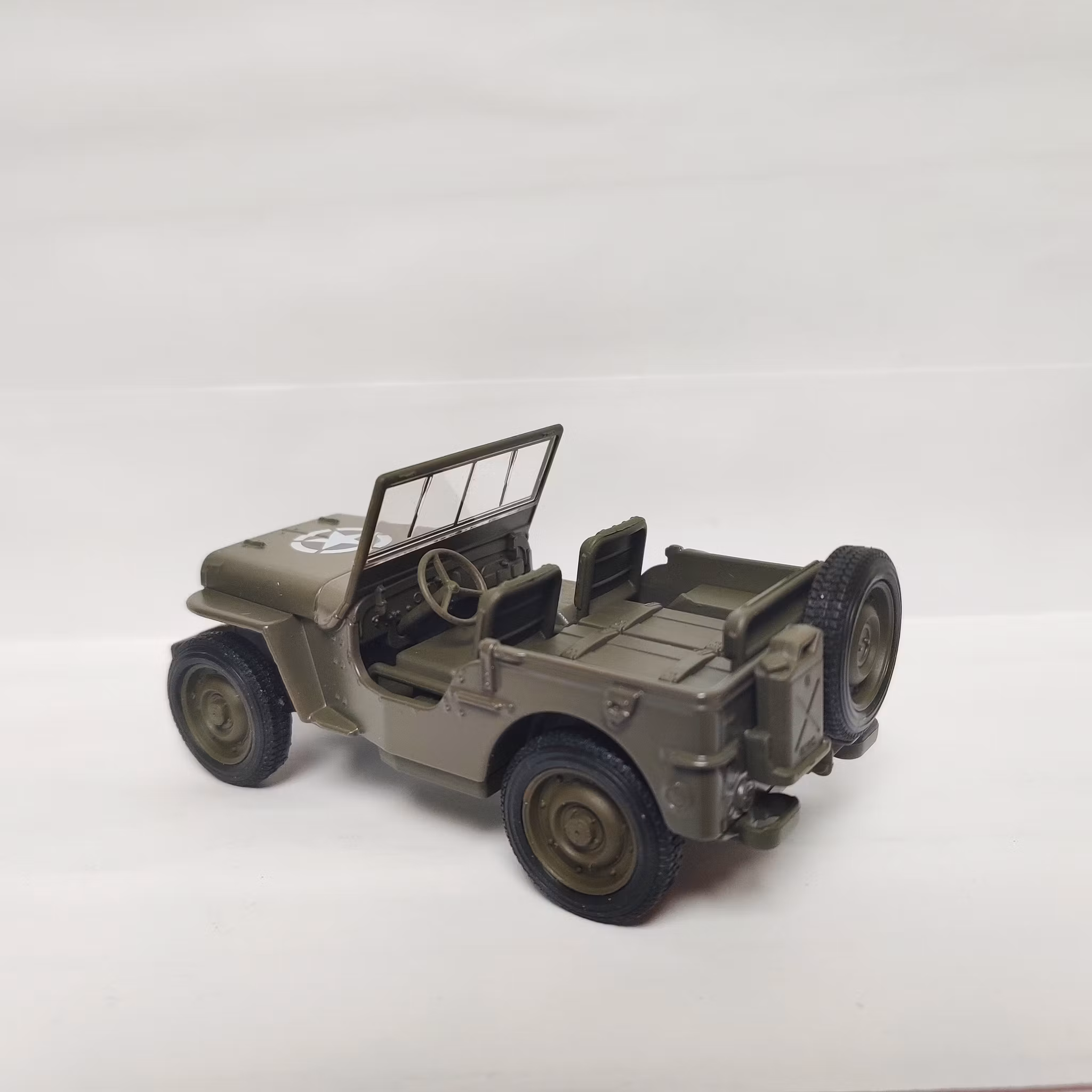 Skala 1/33-35 JEEP 1941 Willys MB med pullback-motor från Welly