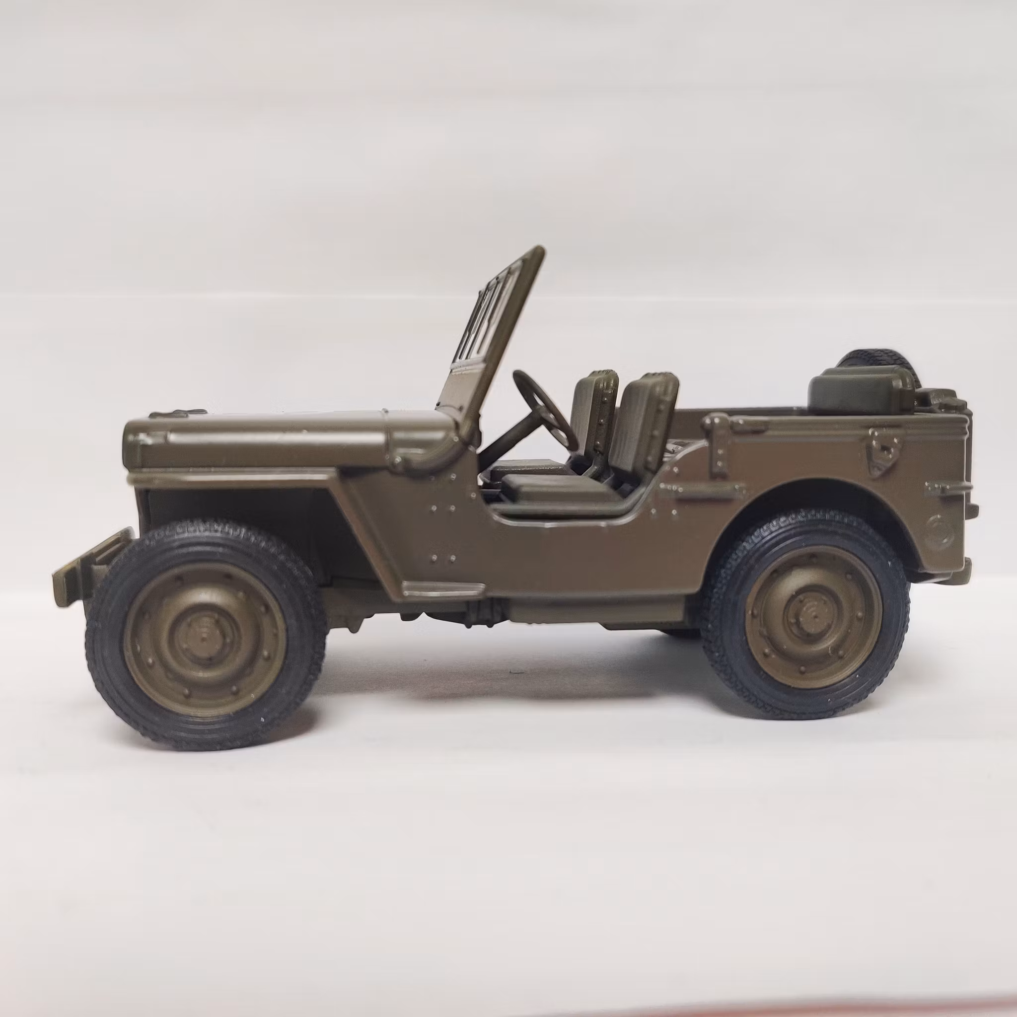 Skala 1/33-35 JEEP 1941 Willys MB med pullback-motor från Welly