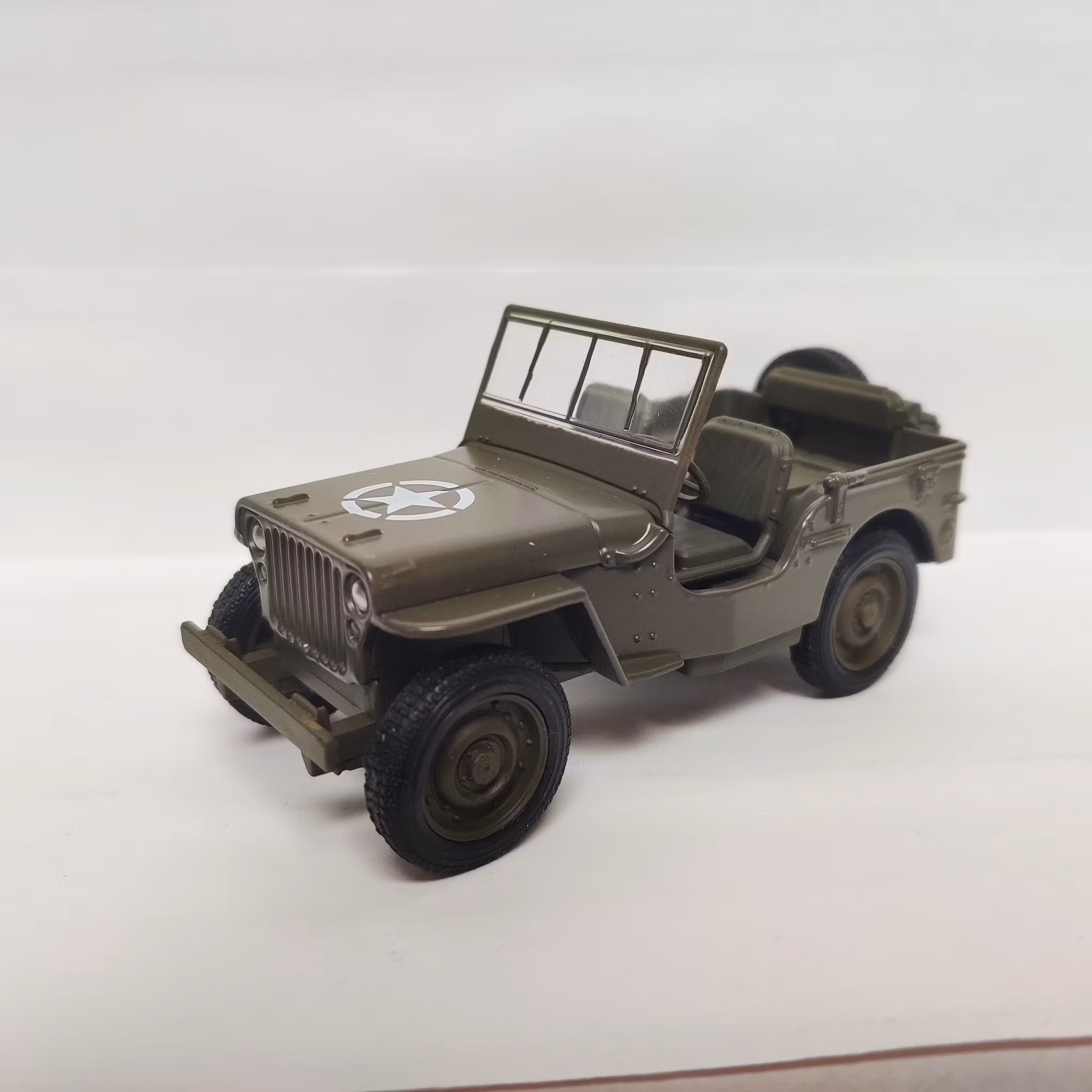 Skala 1/33-35 JEEP 1941 Willys MB med pullback-motor från Welly