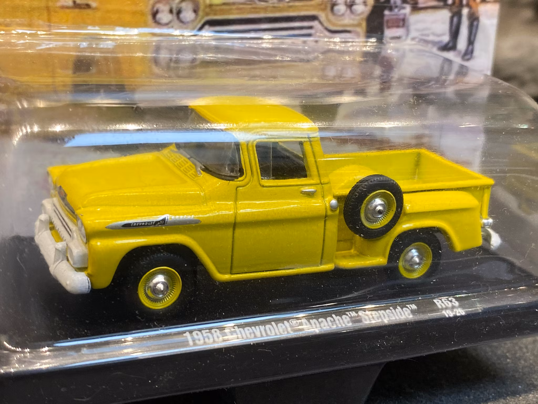 Skala 1/64 1958 Chevrolet Apache Stepside, yellow fr M2 Machines