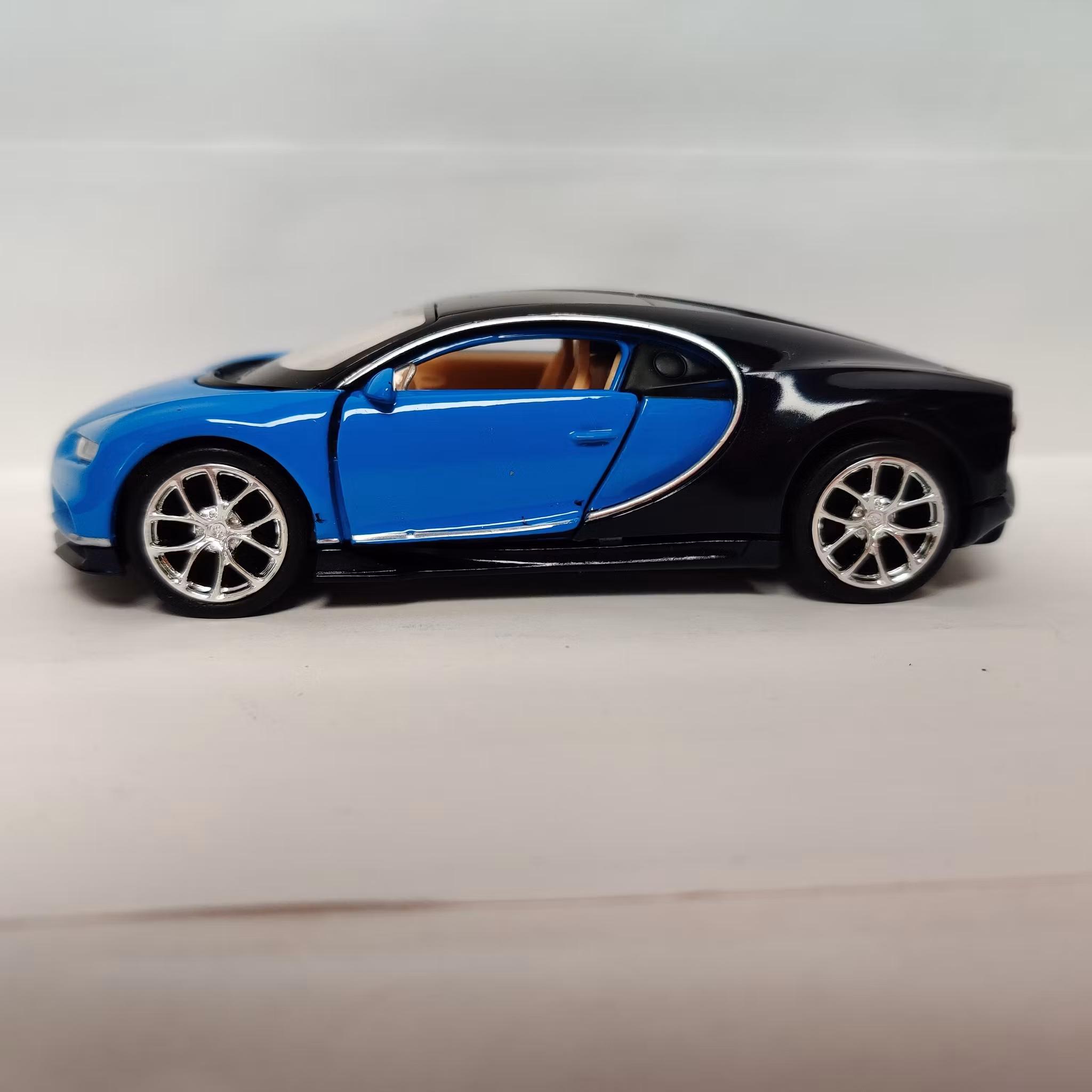 Skala 1/33-35 Bugatti Chiron 2017 m pullback-motor från Welly
