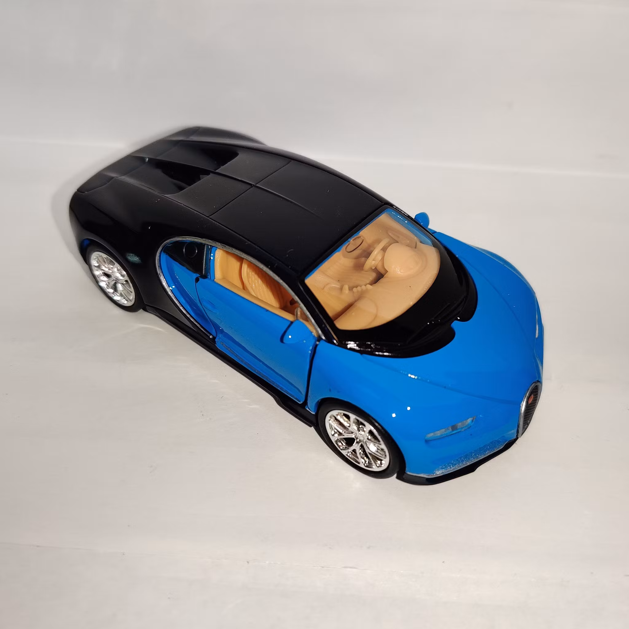 Skala 1/33-35 Bugatti Chiron 2017 m pullback-motor från Welly