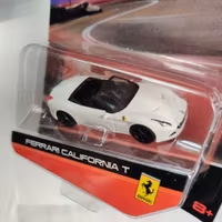 Skala 1/64 Ferrari California T, matt vit/matte white fr Maisto Design