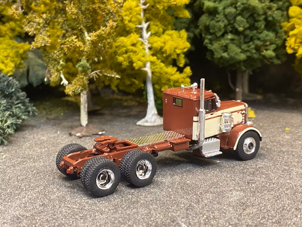 Skala 1/87 Peterbilt 281 Brown/beige fr Brekina