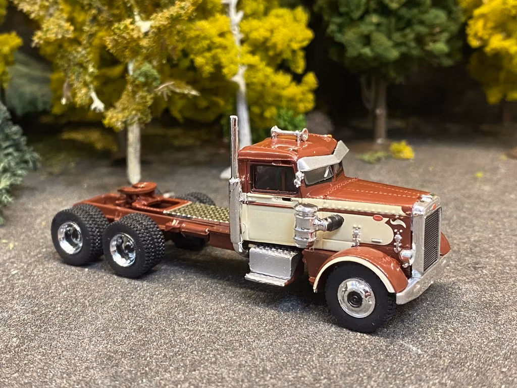 Skala 1/87 Peterbilt 281 Brown/beige fr Brekina