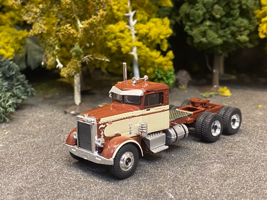 Skala 1/87 Peterbilt 281 Brown/beige fr Brekina