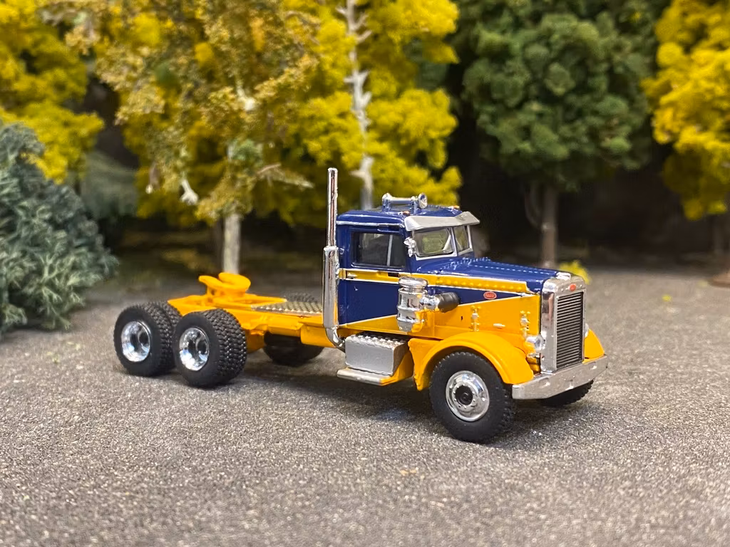 Skala 1/87 Peterbilt 281 Dark blue/yellow fr Brekina