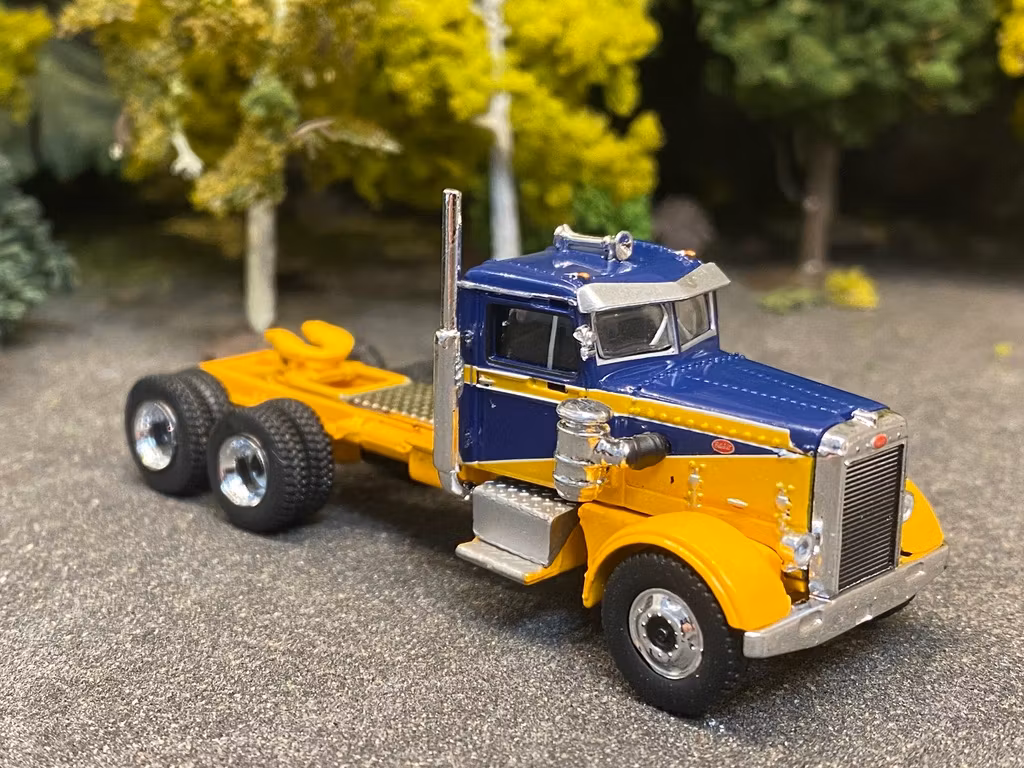 Skala 1/87 Peterbilt 281 Dark blue/yellow fr Brekina
