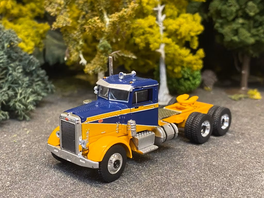 Skala 1/87 Peterbilt 281 Dark blue/yellow fr Brekina