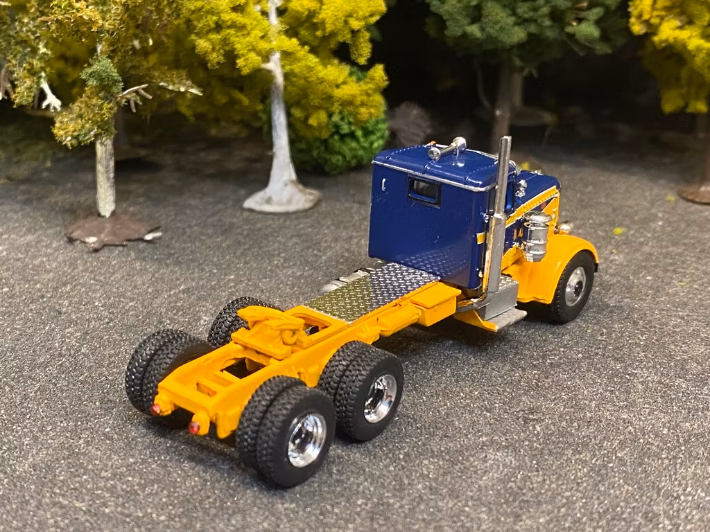 Skala 1/87 Peterbilt 281 Dark blue/yellow fr Brekina