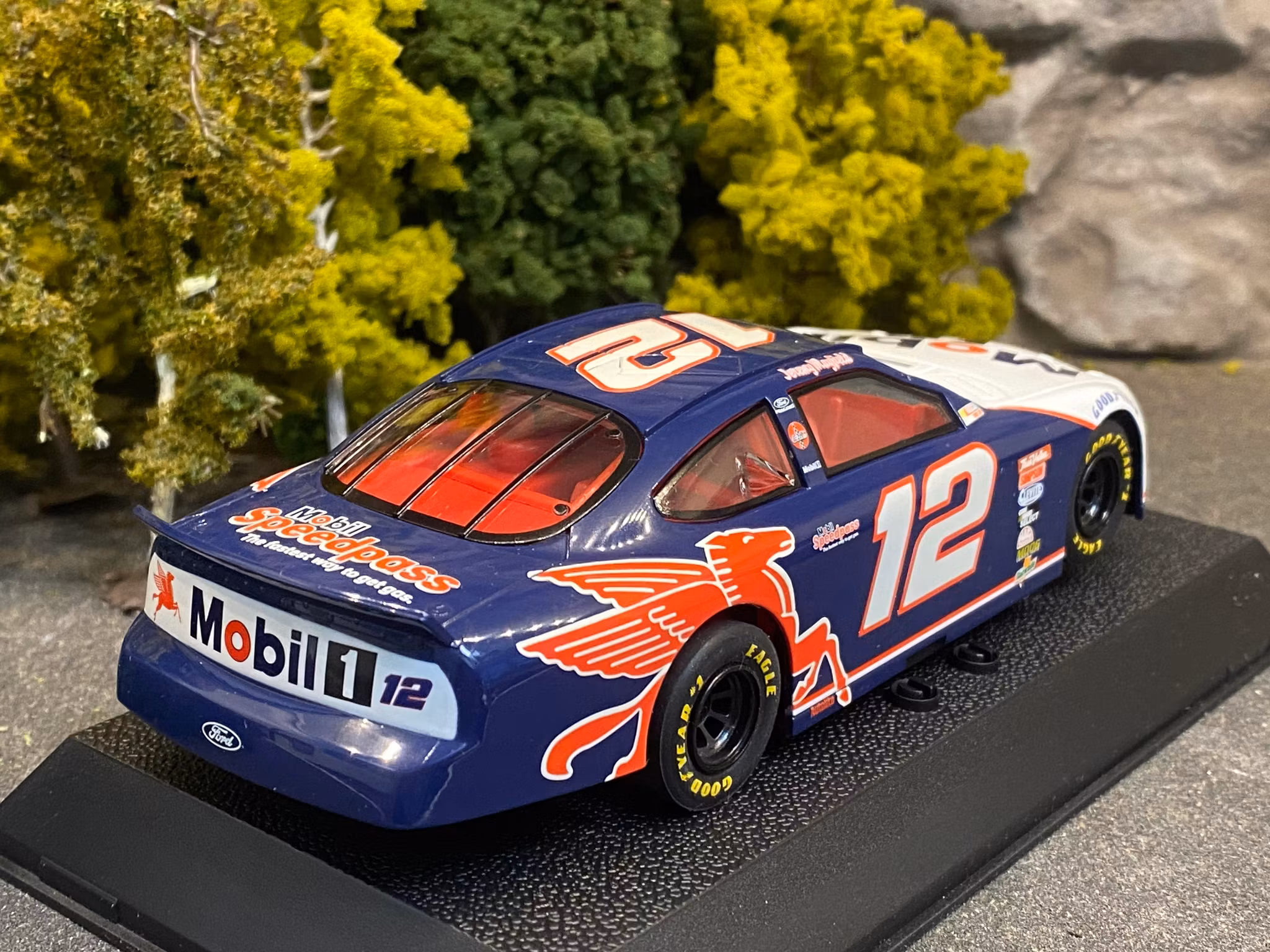 Skala 1/32 Analogue Slotcar - Ford Taurus - Mobil 1, #12, J Mayfield fr Scalextric