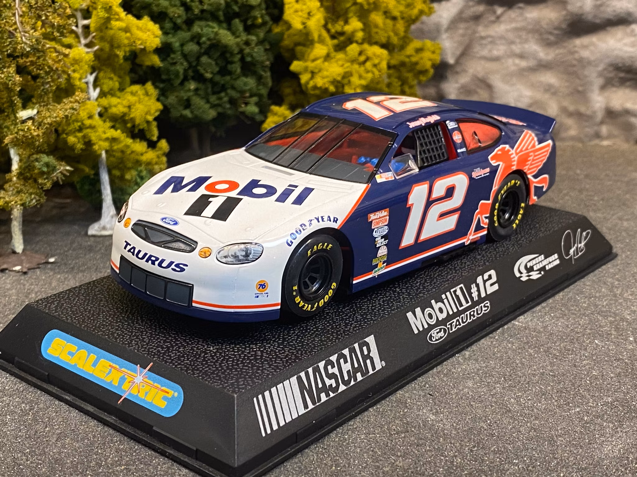 Skala 1/32 Analogue Slotcar - Ford Taurus - Mobil 1, #12, J Mayfield fr Scalextric