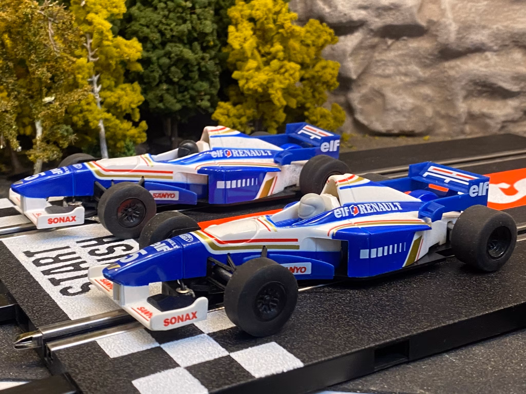 Skala 1/32 Begagnad/Used Analoge slotcar: 2 pcs Renault F1 fr Scalextric