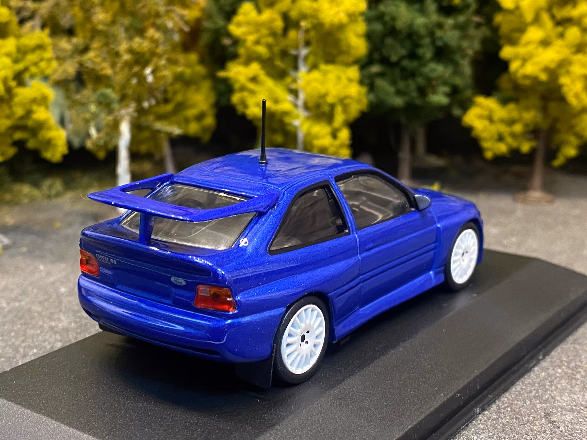 Skala 1/43 Ford Escort RS Cosworth 1992, Blue fr Solido