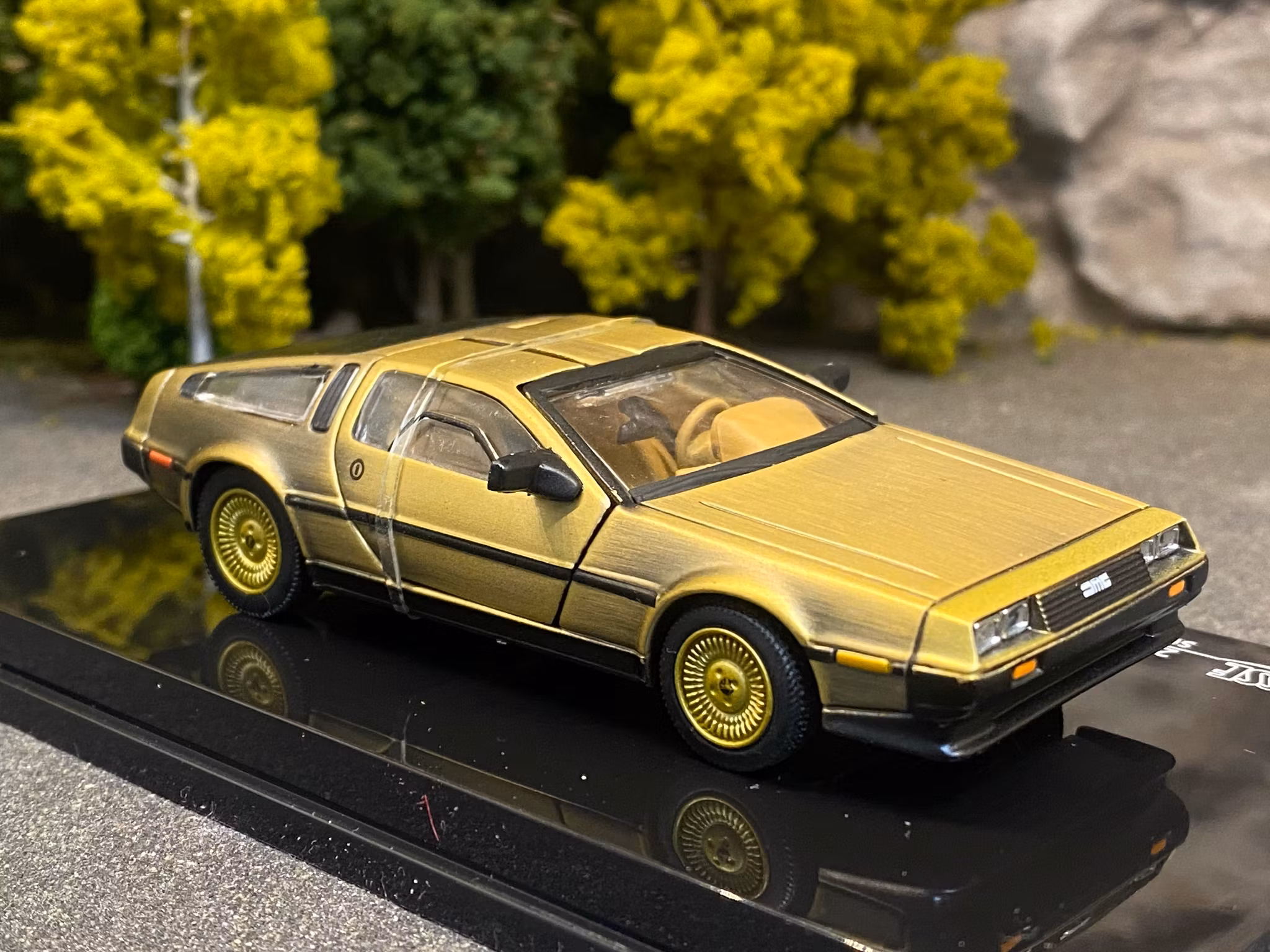 Skala 1/43 24002 DeLorean DMC-12 Coupe, Stainless steel Gold Edition fr Vitesse
