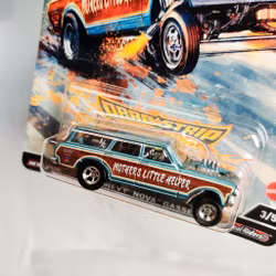 Skala 1/64 Hot Wheels Premium, Dragstrip, Chevy Nova Gasser 64' "Mothers Little Helper"