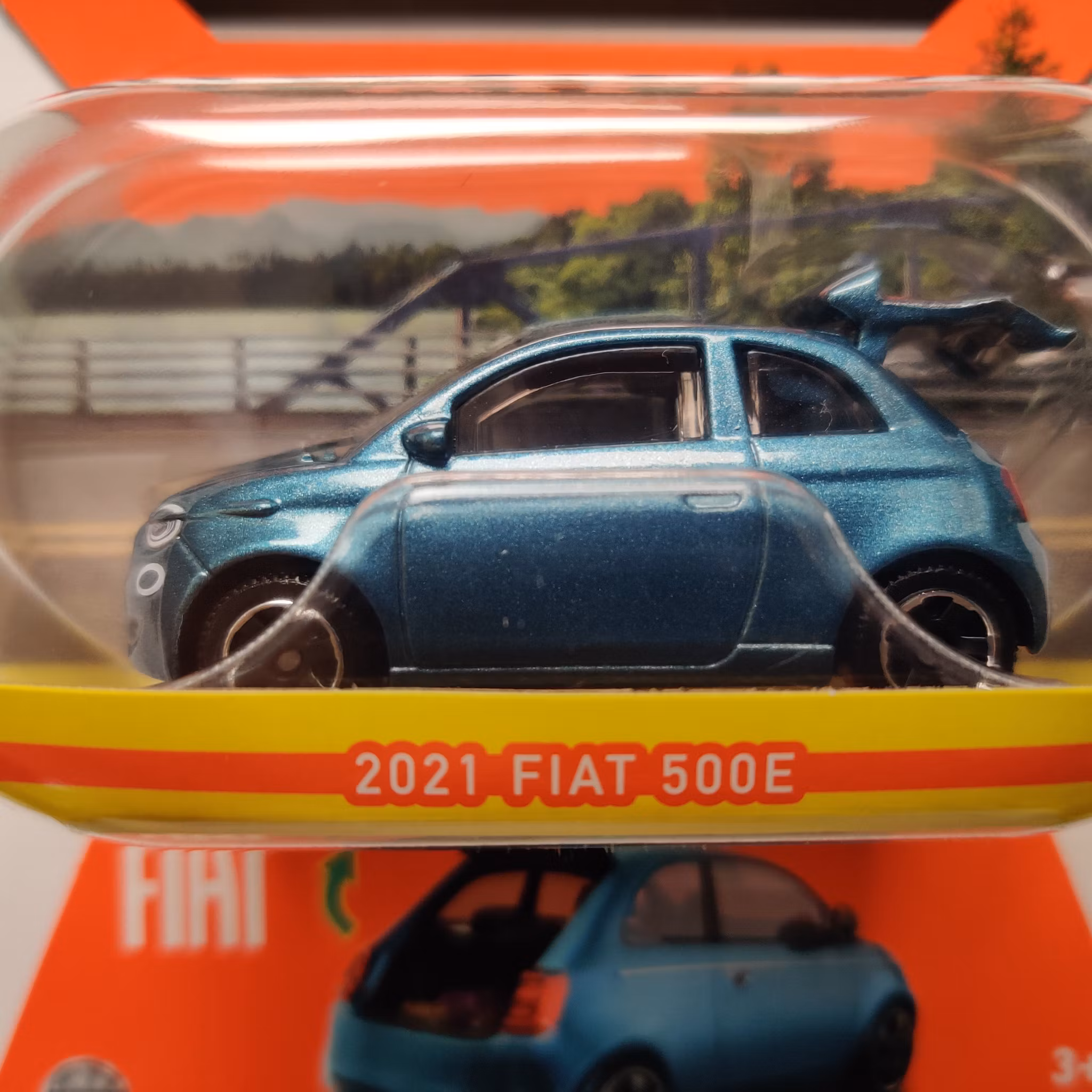 Skala 1/64 Matchbox "Moving Parts" - Fiat 500E 2021