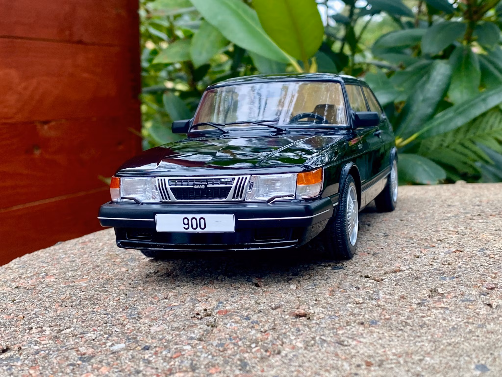Skala 1/18 SAAB 900 Turbo, Black, fr MCG Model Car Group
