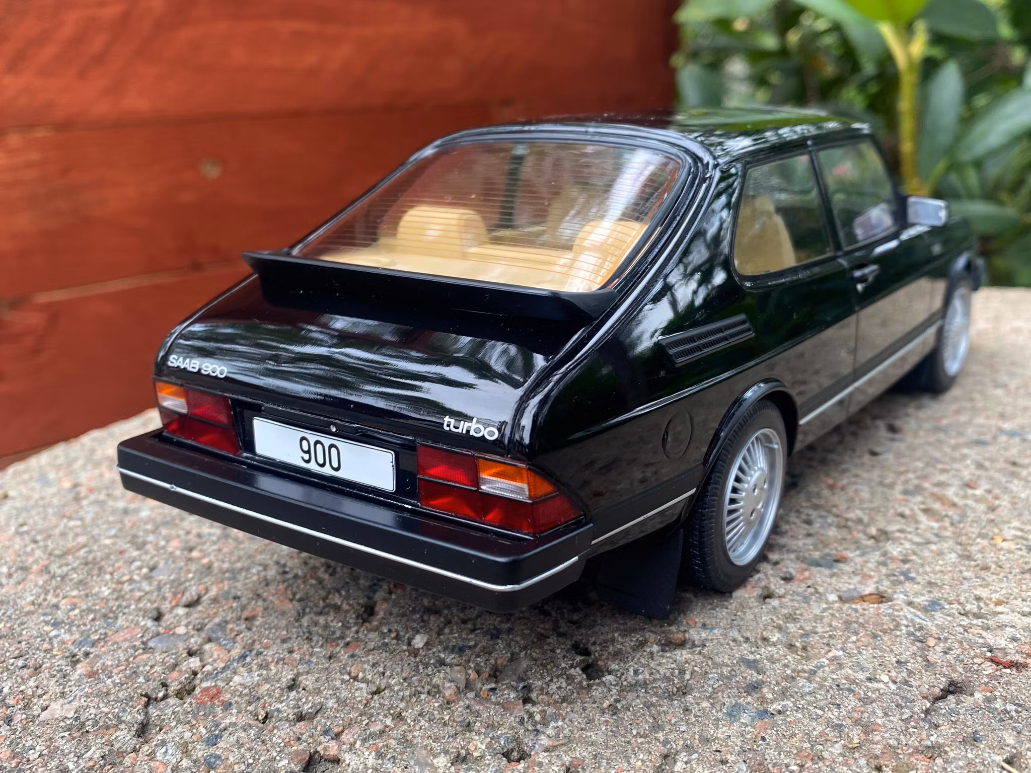 Skala 1/18 SAAB 900 Turbo, Black, fr MCG Model Car Group