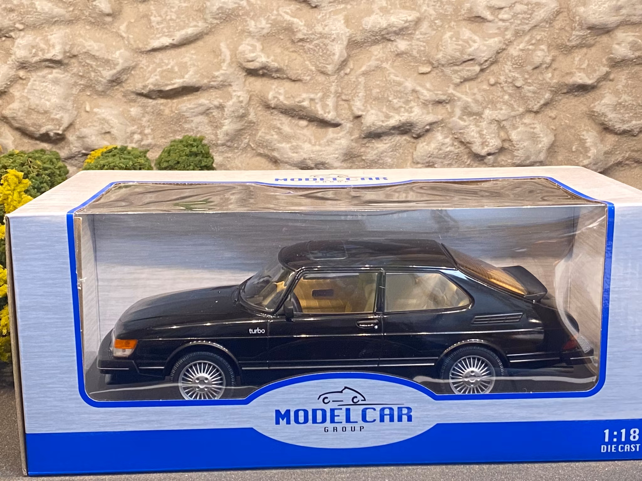 Skala 1/18 SAAB 900 Turbo, Black, fr MCG Model Car Group