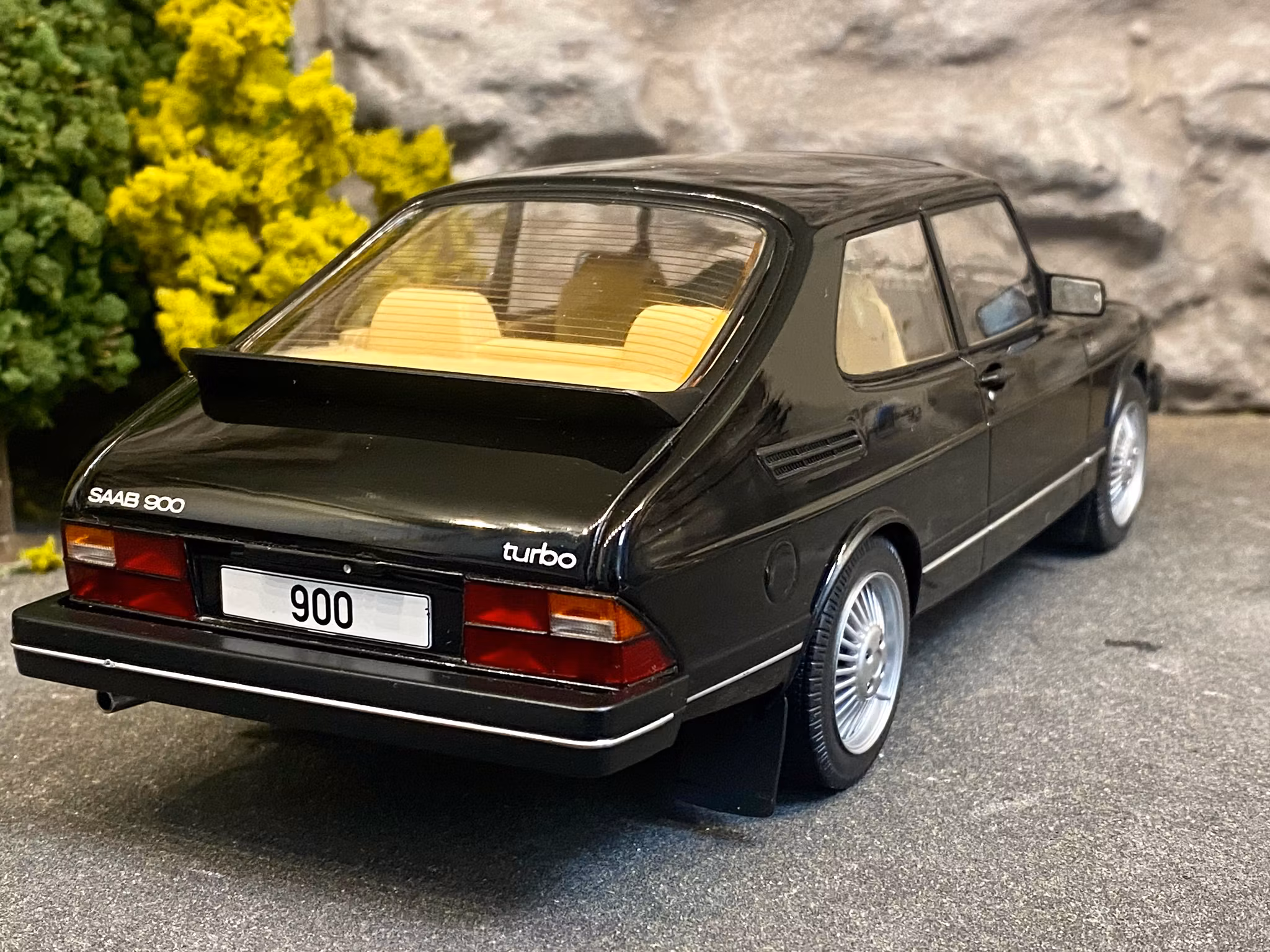 Skala 1/18 SAAB 900 Turbo, Black, fr MCG Model Car Group