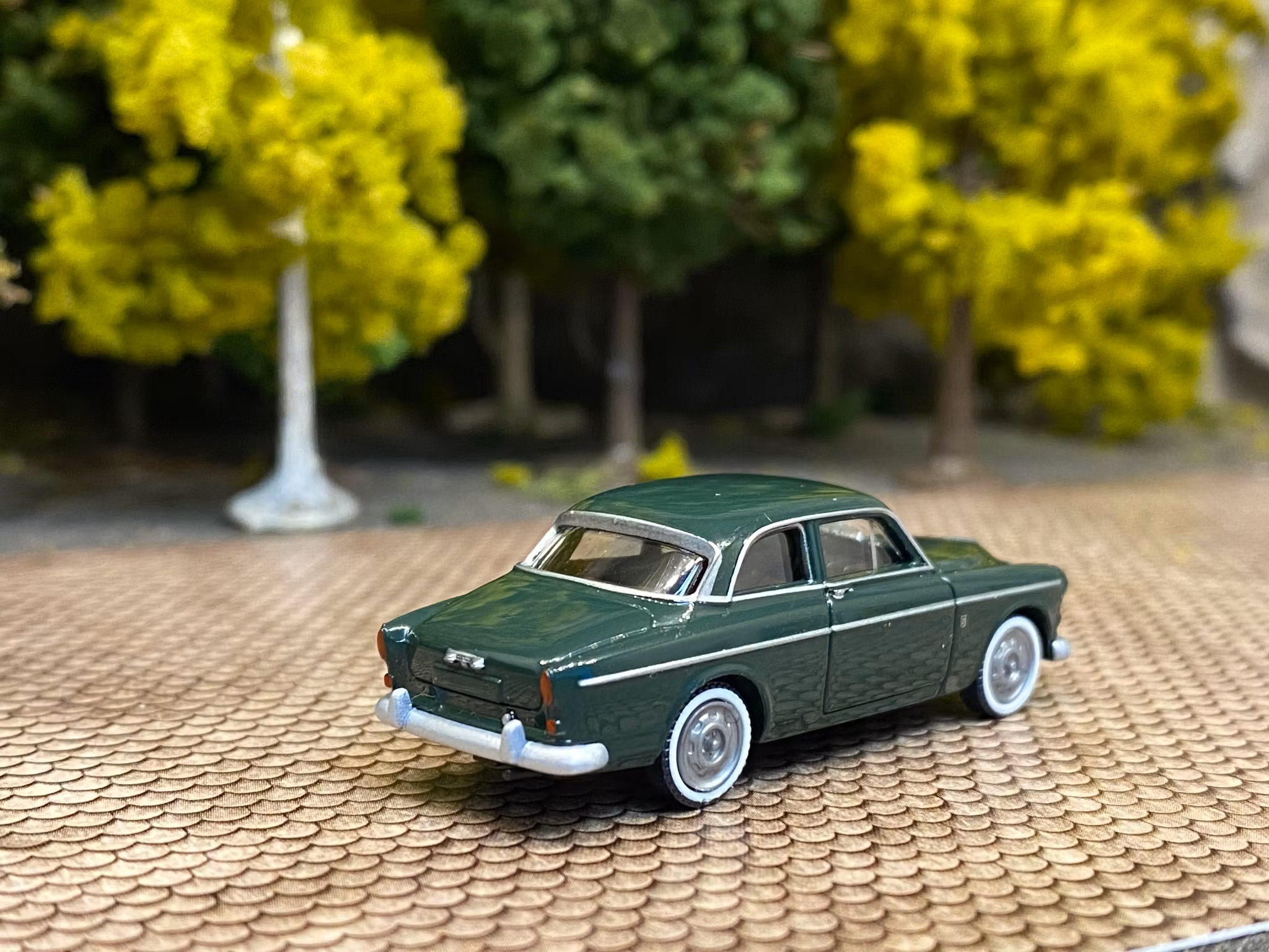 Scale 1/87 H0 - Volvo Amazon, Dark green with white wheel sides fr Wiking