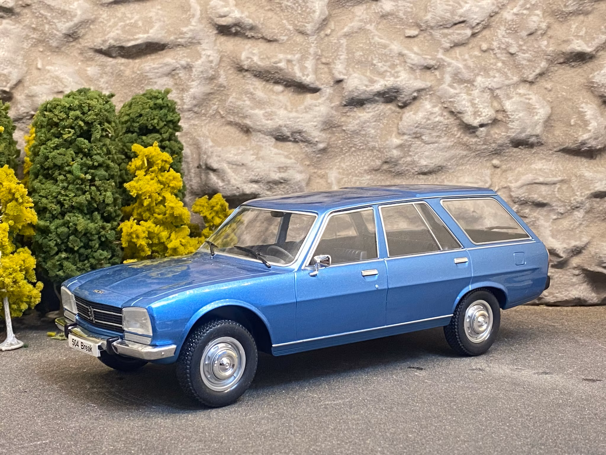 Skala 1/18 Peugeot 504 Break, Blue metallic 1976 fr MCG Model Car Group