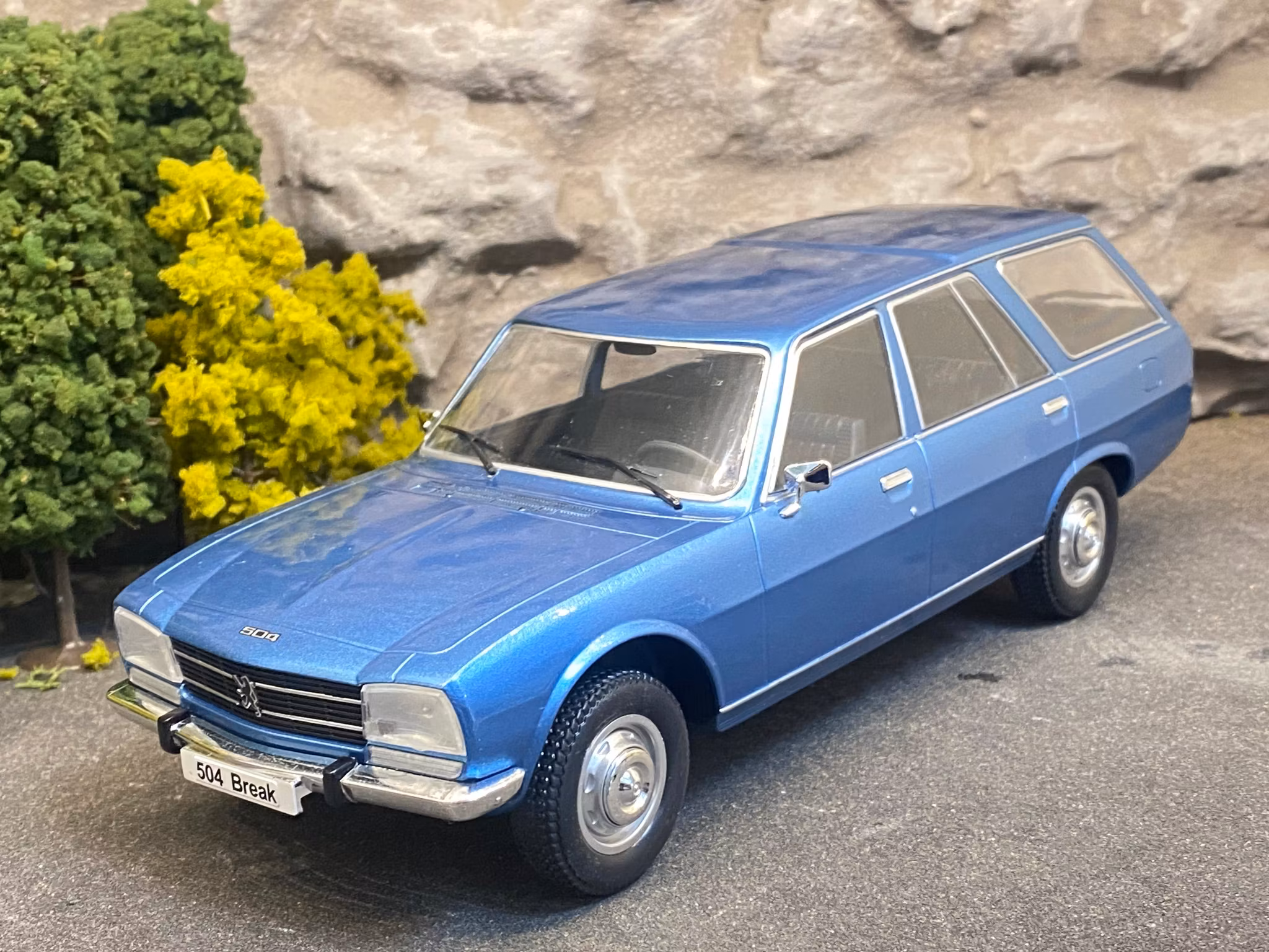 Skala 1/18 Peugeot 504 Break, Blue metallic 1976 fr MCG Model Car Group