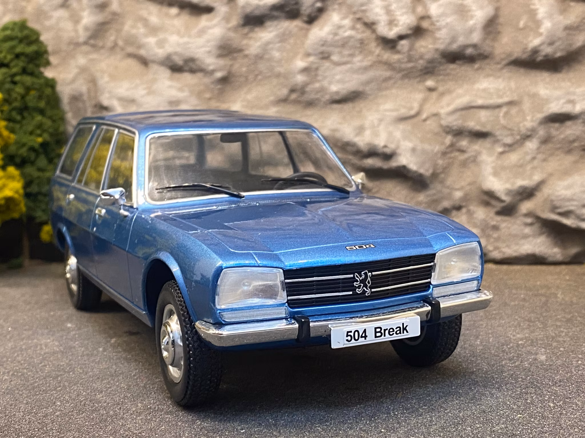 Skala 1/18 Peugeot 504 Break, Blue metallic 1976 fr MCG Model Car Group