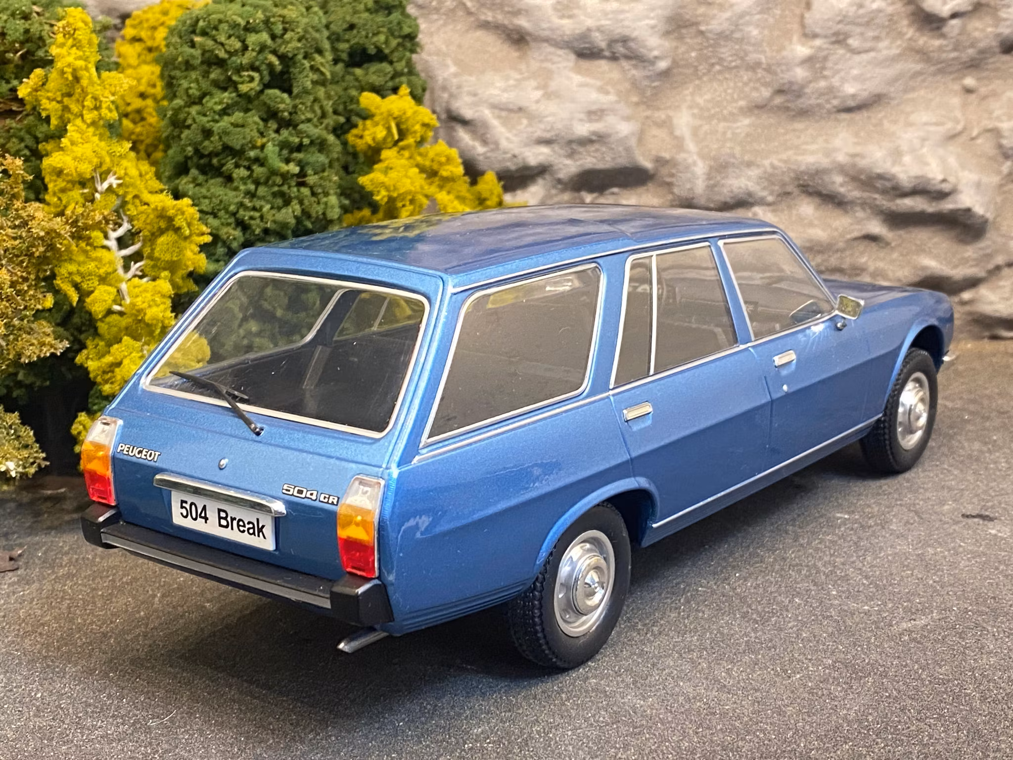 Skala 1/18 Peugeot 504 Break, Blue metallic 1976 fr MCG Model Car Group