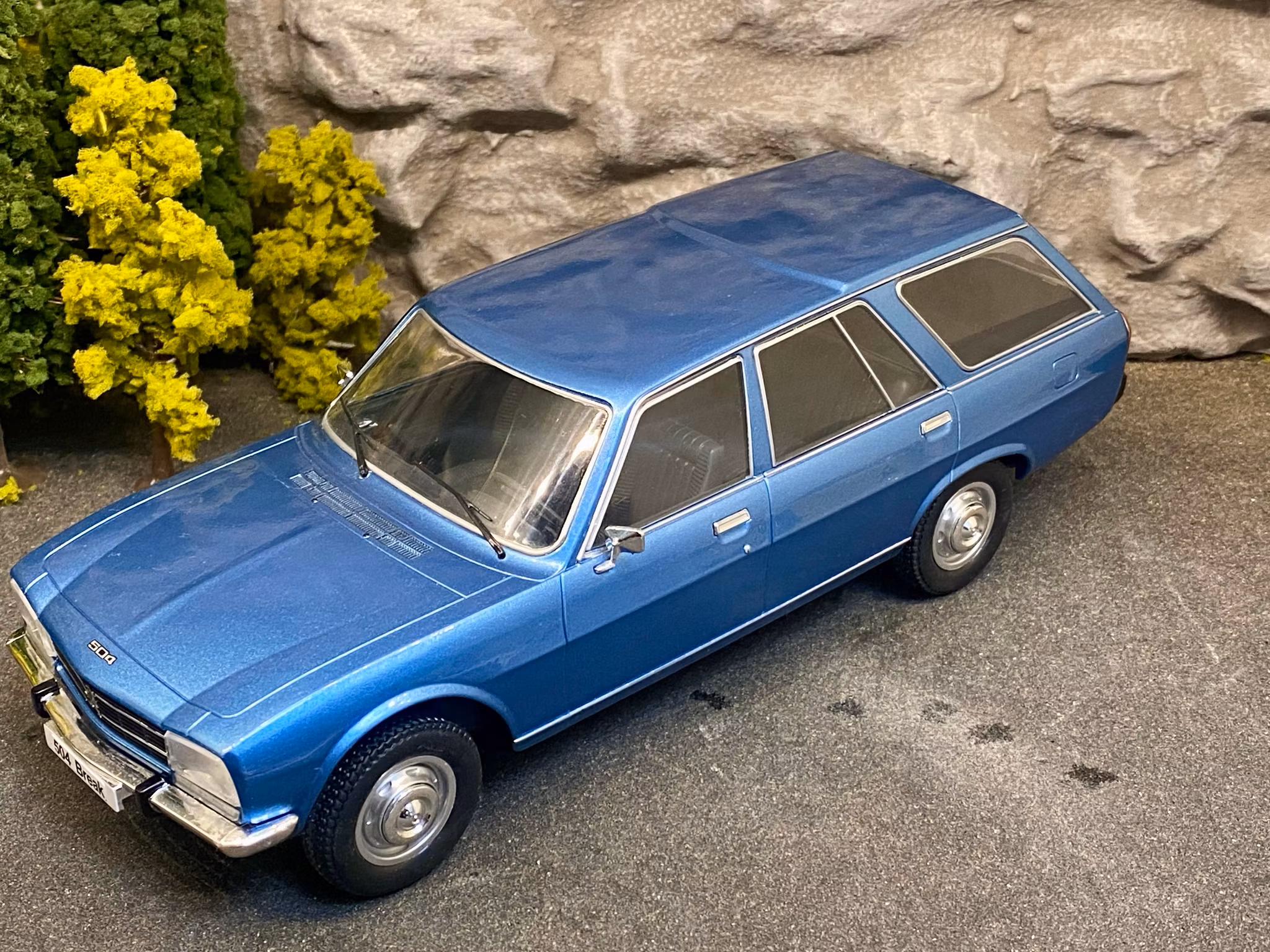 Skala 1/18 Peugeot 504 Break, Blue metallic 1976 fr MCG Model Car Group
