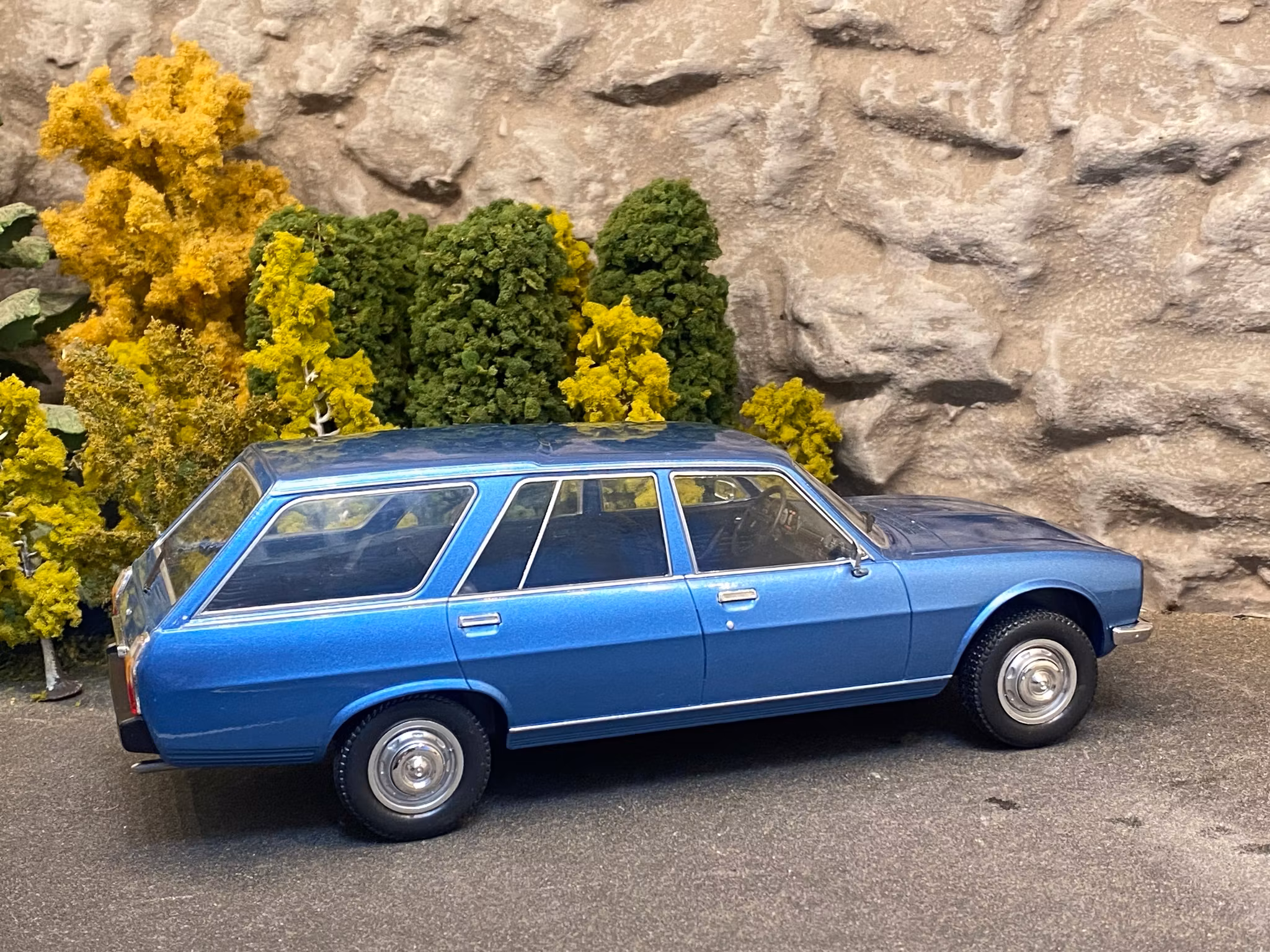 Skala 1/18 Peugeot 504 Break, Blue metallic 1976 fr MCG Model Car Group