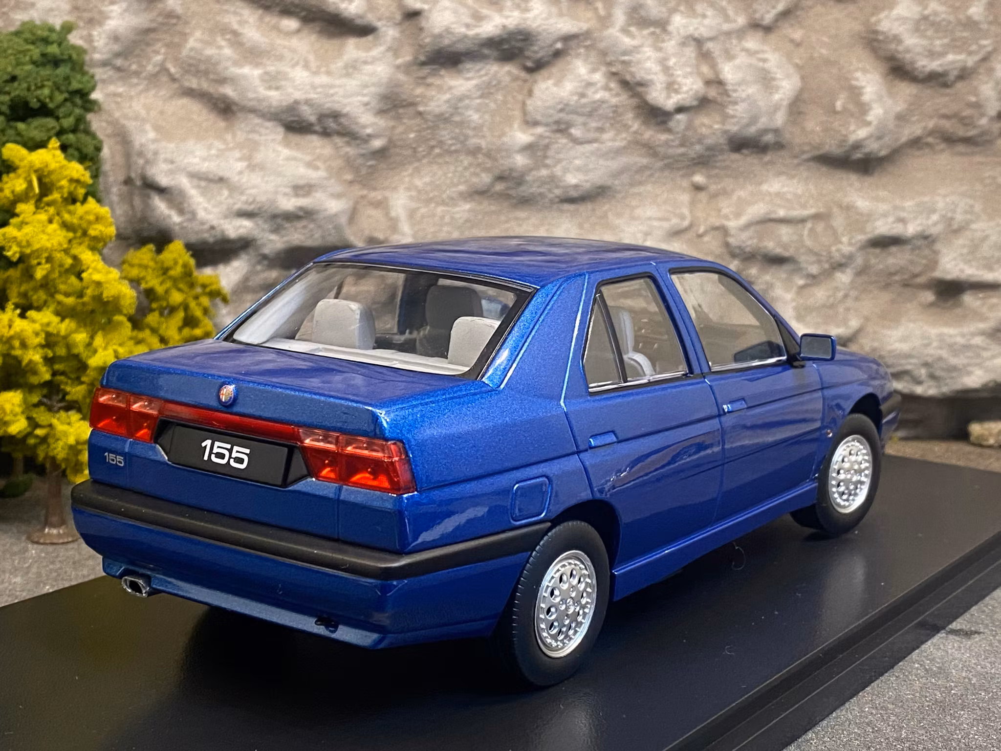 Skala 1/18 Alfa Romeo 155, 1996, blue fr Triple9 Collection