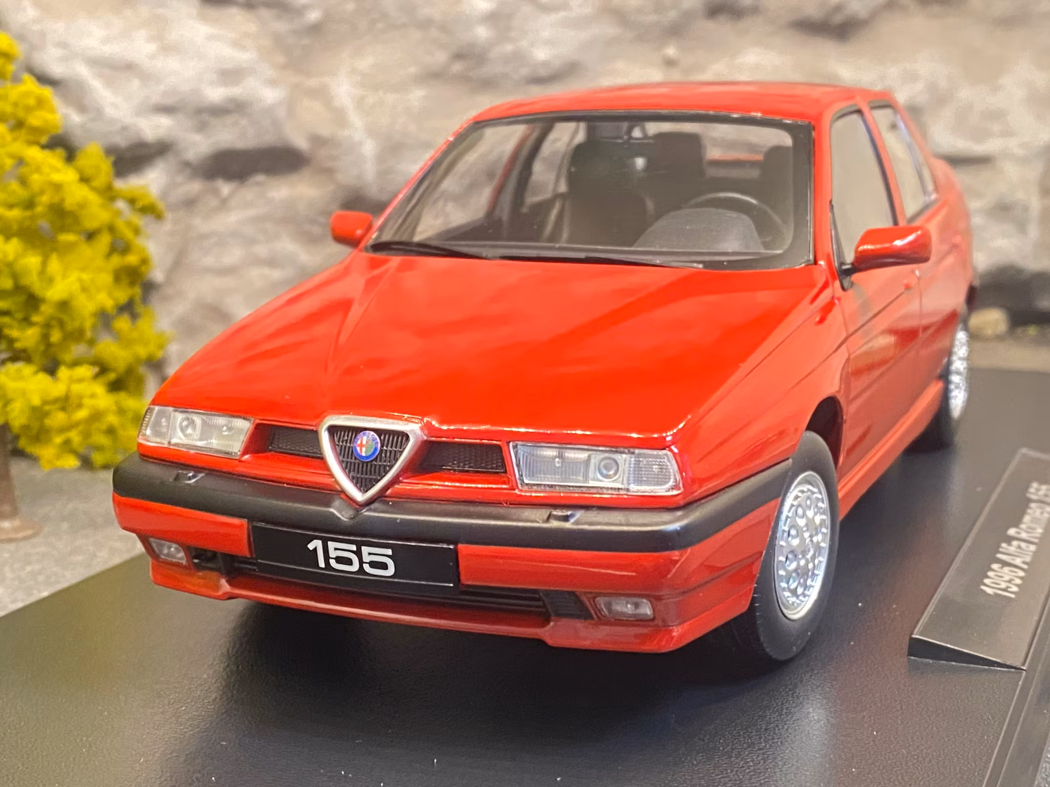 Skala 1/18 Alfa Romeo 155, 1996, red fr Triple9 Collection