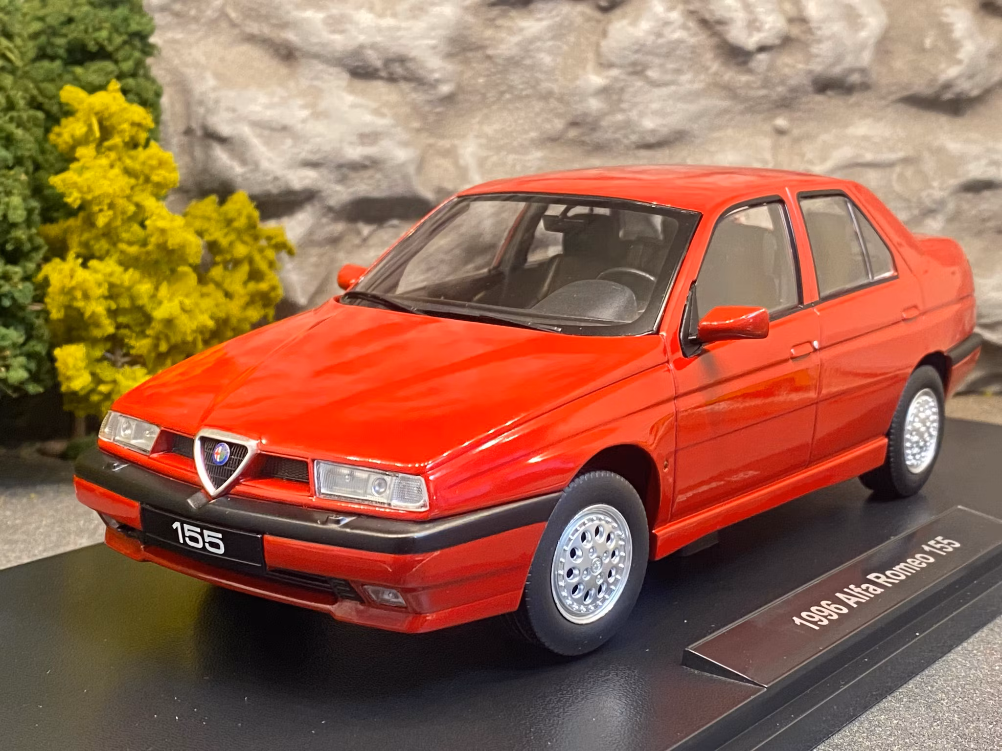 Skala 1/18 Alfa Romeo 155, 1996, red fr Triple9 Collection
