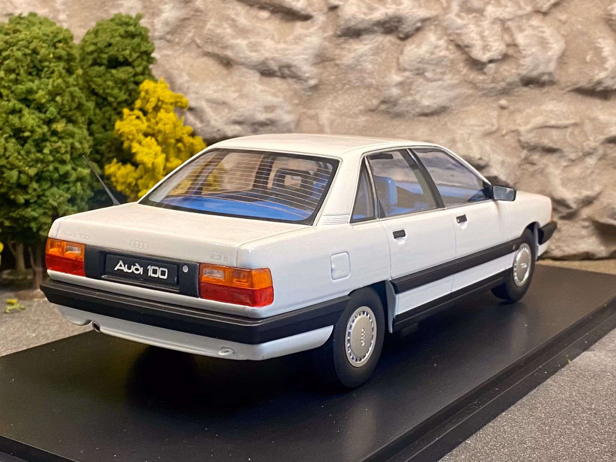 Skala 1/18 Audi 100 2,3E C3 1989', White fr Triple9 Collection