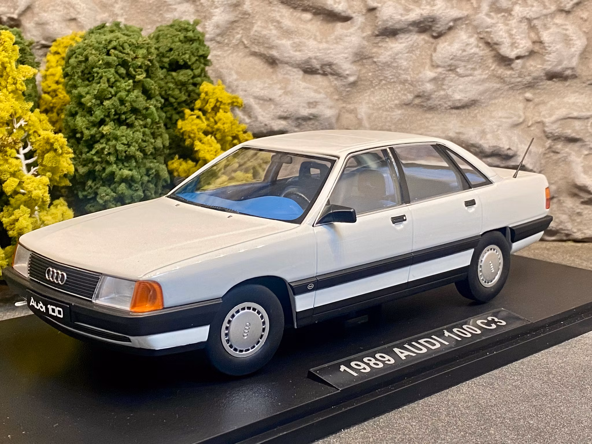 Skala 1/18 Audi 100 2,3E C3 1989', White fr Triple9 Collection