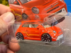 Skala 1/64, Hot Wheels "HW GREEN SPEED": Fiat 500e, Red