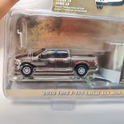 Skala 1/64 GreenLight Hollywood "Hitch & Tow" Ford F-150 Lariat 4x4 m/w Glass Display Trailer