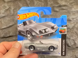 Skala 1/64 Hot Wheels: Corvette Stingray Convertible 72'
