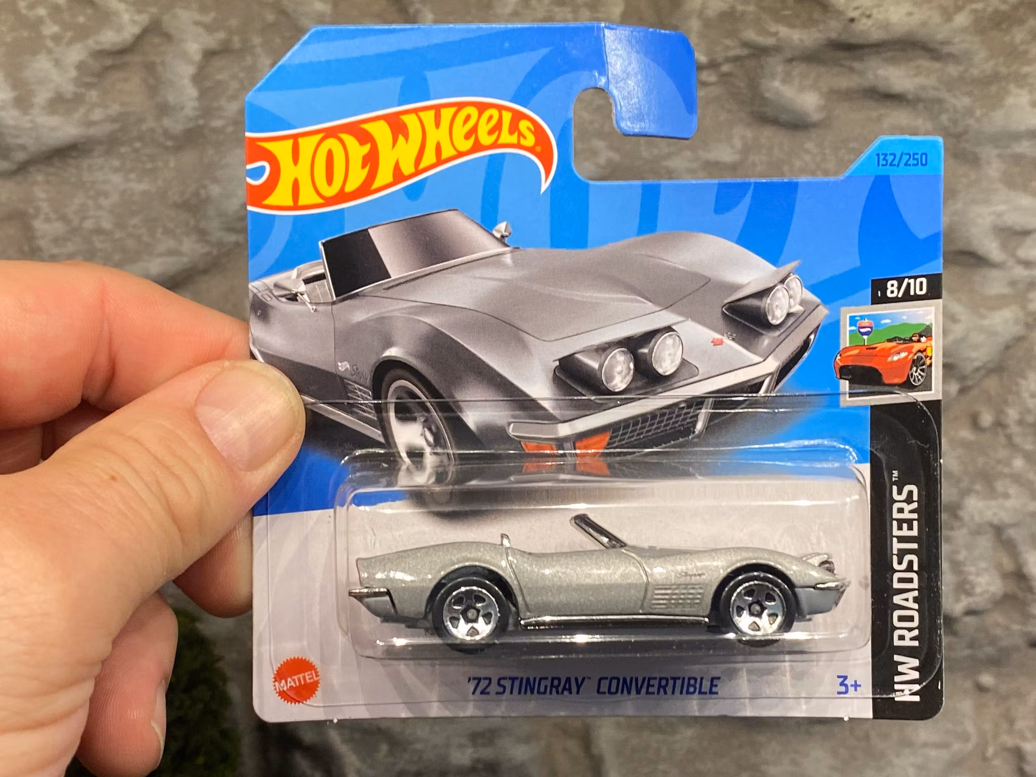 Skala 1/64 Hot Wheels: Corvette Stingray Convertible 72', The card is folded, see pic