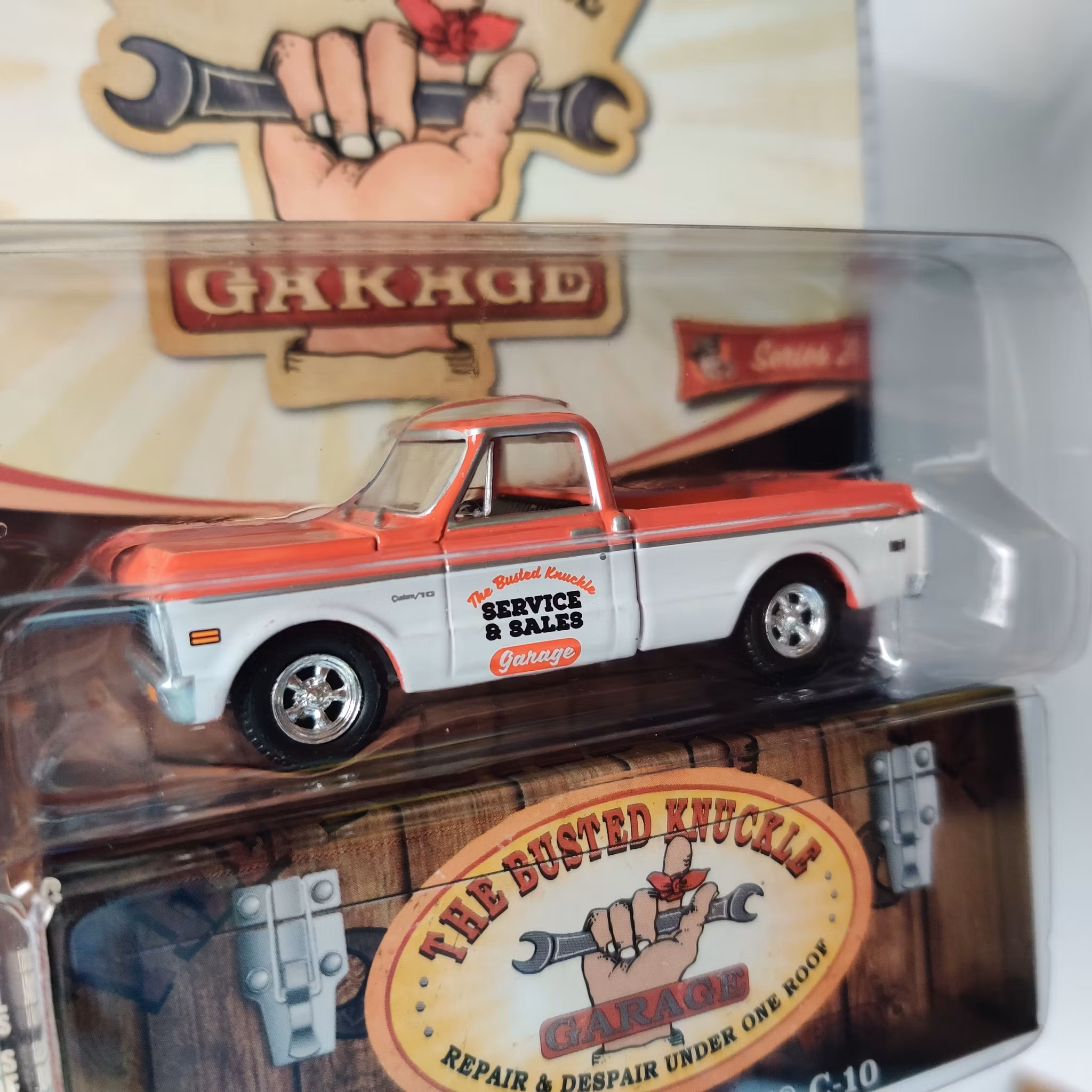 Skala 1/64 Greenlight "The Busted Knuckle Garage" Chevrolet C-10 72' Ser.2