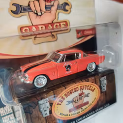 Skala 1/64 Greenlight "The Busted Knuckle Garage" Studebaker Commander Starliner 54' ' Ser.2