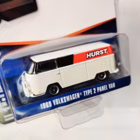Skala 1/64 Greenlight "Club V-dub" Volkswagen Type 2 T2 Panel Van "Hurst"