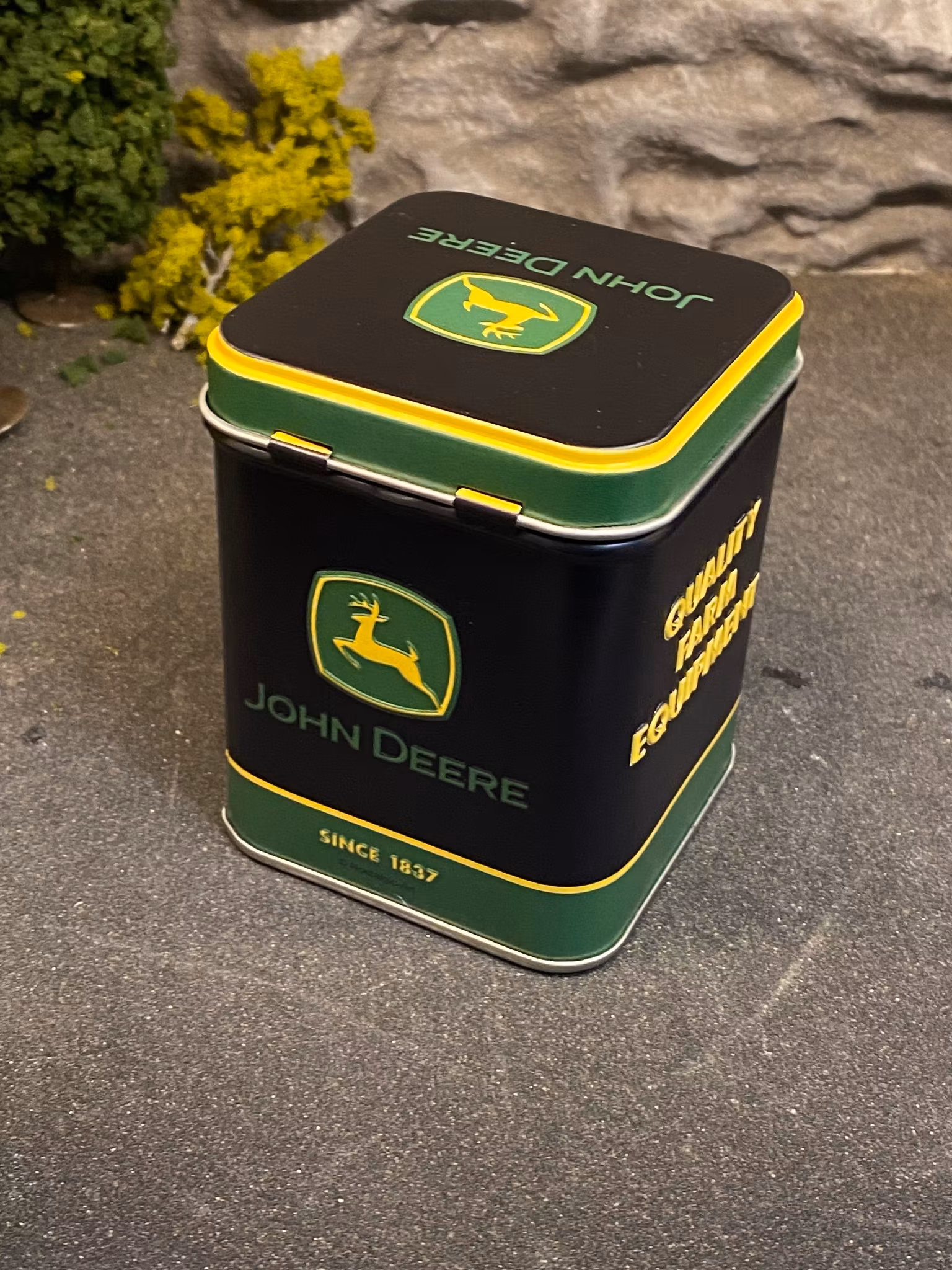 NY!/NEW! Garage Metal Tea Box/Plåtburk 95x73x73 mm - JOHN DEERE